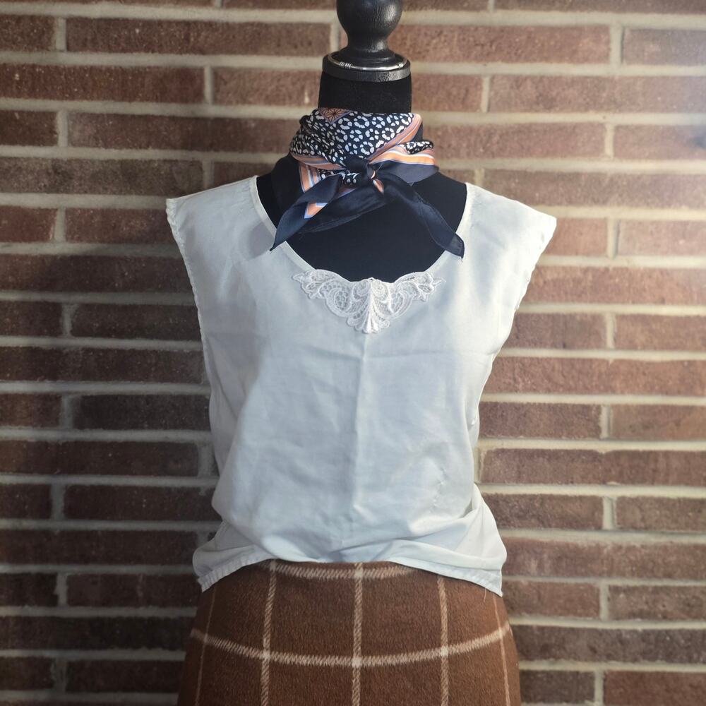 Vintage White Sleeveless Shell Top with Neckline Lace Applique
